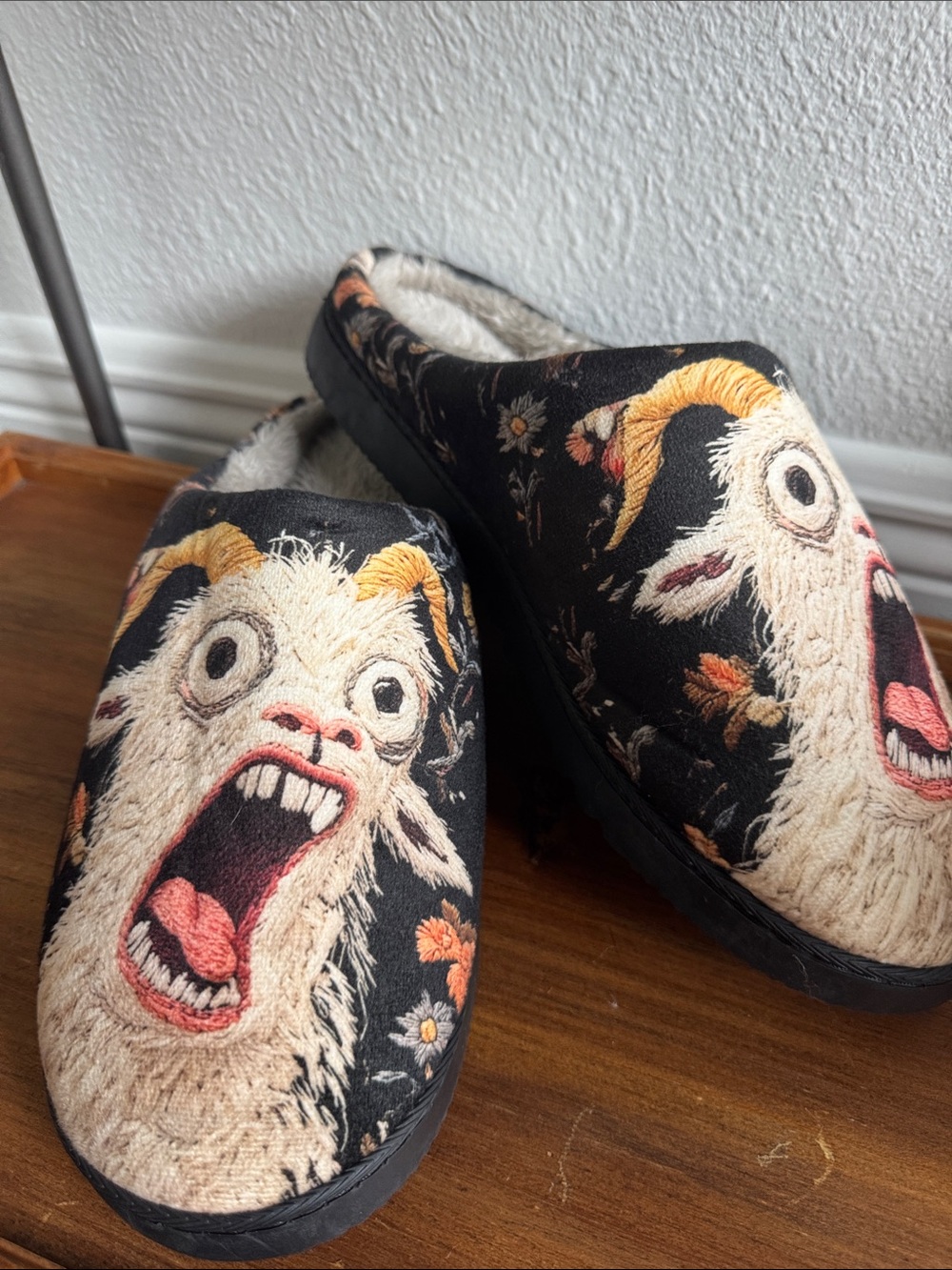 Screaming Goat Print Slip-On Fuzzy Slippers